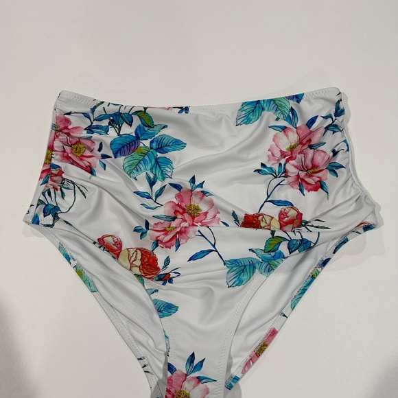Bikini Bottom High Rise - Do no have size tag - (Can be Size L for measurements) - Picture 5 of 9